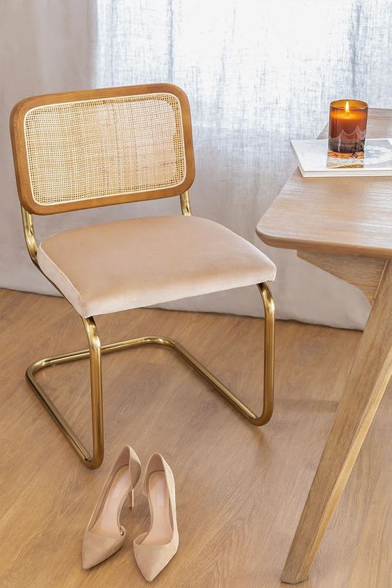 Cadeira cesca com dourado na decoração da sala de jantar