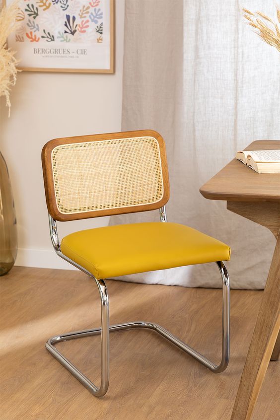 Cadeira cesca na sala de jantar com estofado amarelo estilo vintage