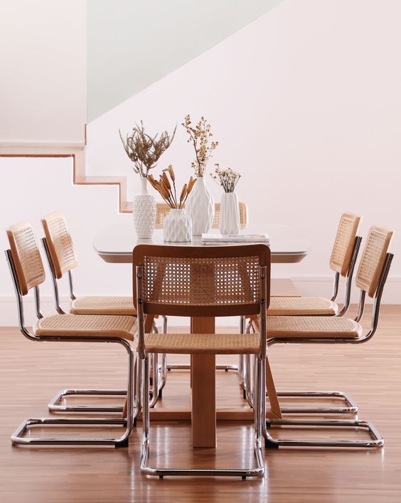 Cadeira cesca na sala de jantar de madeira moderna