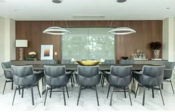 Cadeiras de luxo para sala de jantar em tom cinza. Fonte: Marília Veiga Interiores