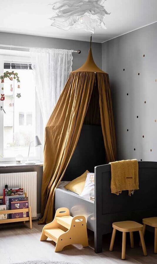 Cama com dossel de teto para decoração de quarto de infantil em tons de cinza Foto DecoRecent