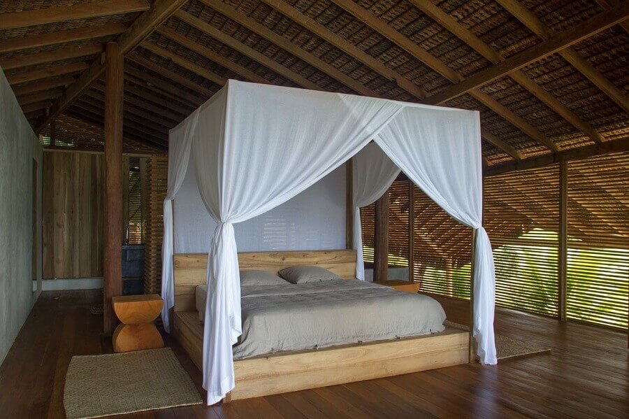 Cama com dossel e mosquiteiro para decoração de quarto de madeira Foto Meireles + Pavan Arquitetura