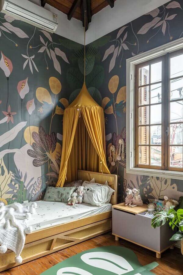Cama com dossel para quarto decorado com papel de parede floral Foto Decor Petit