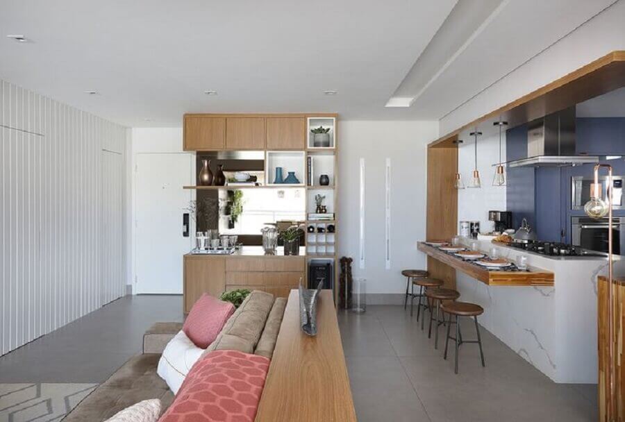 Casa com sala e cozinha americana decorada com bancada de madeira planejada em ilha de mármore Foto Bianchi e Lima Arquitetura