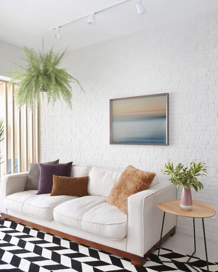 Cores claras para decoração de sala com plantas naturais e tapete preto e branco Foto Bianchi e Lima Arquitetura