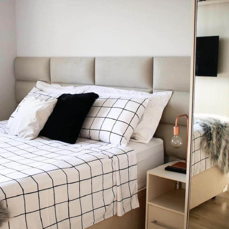 Cores claras para quarto decorado com cabeceira de casal almofadada Foto Apartamento 164