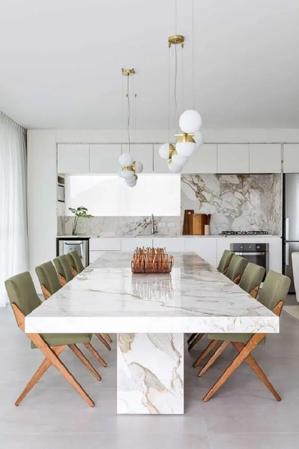 Cozinha americana com mesa de jantar branca feita de granito. Fonte: Casa de Valentina