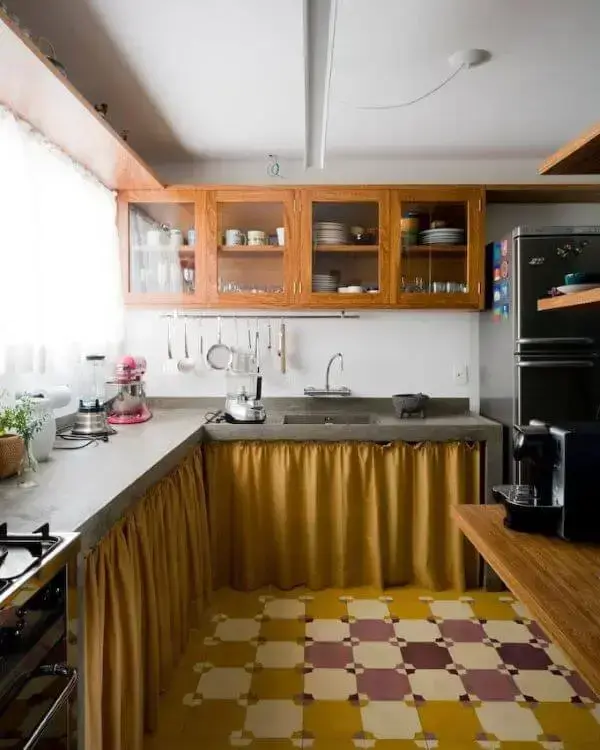 Cozinha com armário de vidro e madeira
