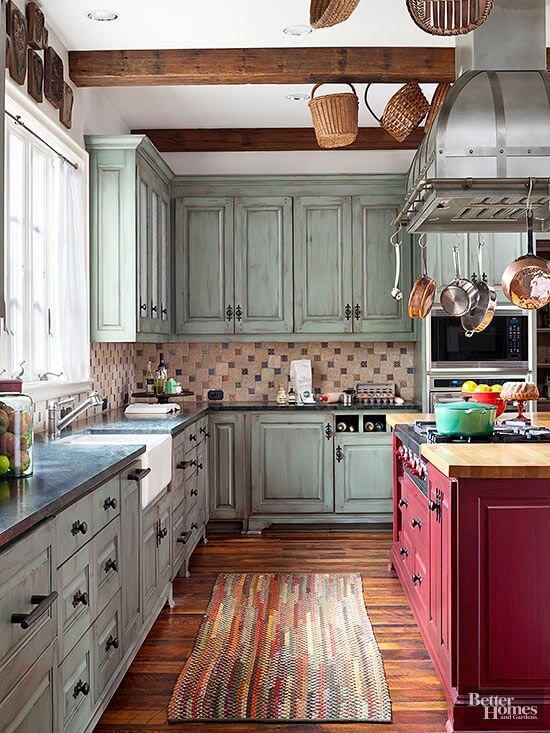 Cozinha com armários verdes e bancada vermelha
