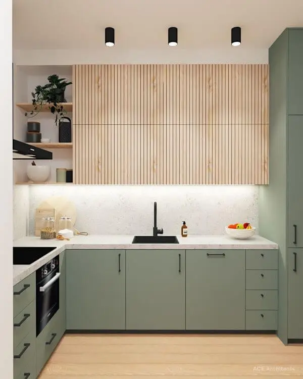 Cozinha com armários verde sage e madeira