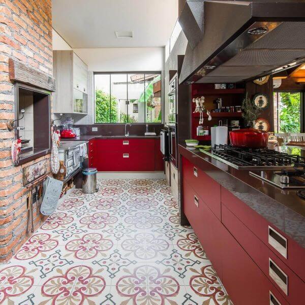 Cozinha gourmet com armário de vidro e gabinete na cor vermelha