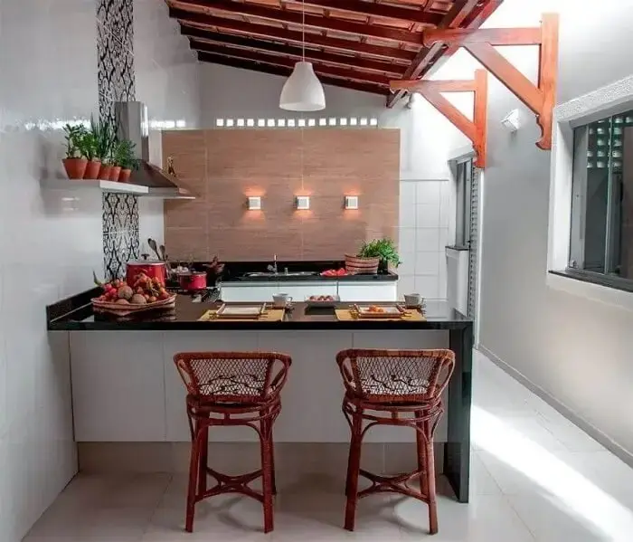 Cozinha na área externa simples com bancada planejada em U. Fonte: Ideas Perfectas