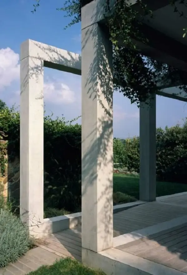 Cultive plantas trepadeiras para que elas possam usar a estrutura do pergolado de concreto como apoio. Fonte: Decor Fácil