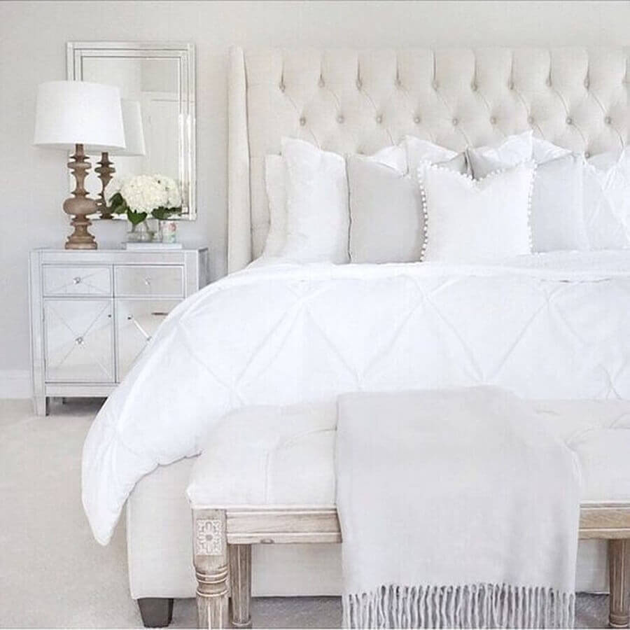 Decoração clássica para quarto branco com cabeceira almofadada casal capitonê Foto HomisHome