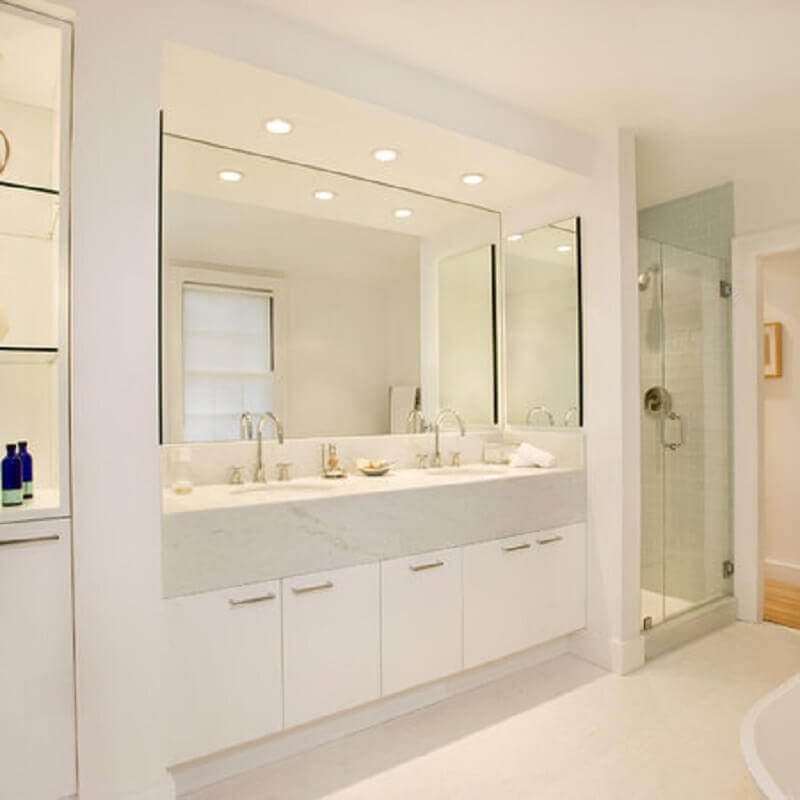 Decoracao clean para banheiro grande com gabinete branco planejado Foto Charlie Allen Renovations