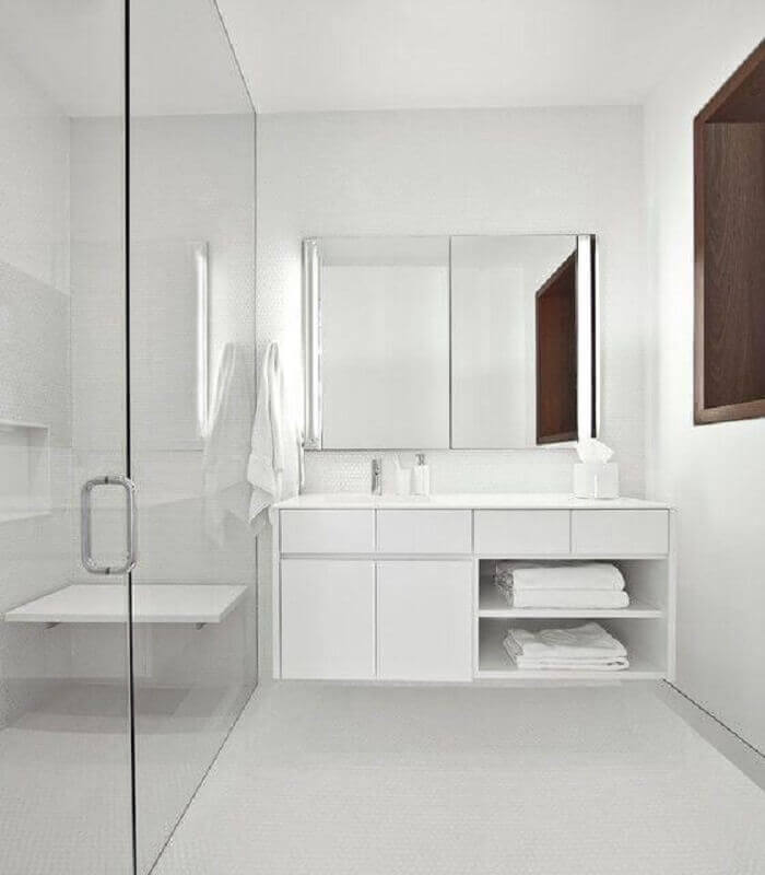 Decoracao clean para banheiro minimalista com gabinete branco Foto Vinci Hamo Architects