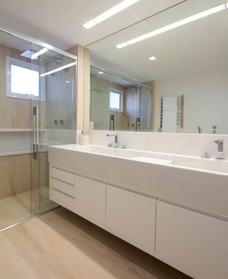  Decoração clean para banheiro simples e bonito com piso de madeira clara Foto Marilia Veiga Interiores
