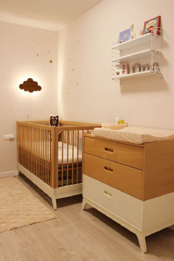 Decoração clean para quarto de bebe bege com berço de madeira Foto Moveis Henn