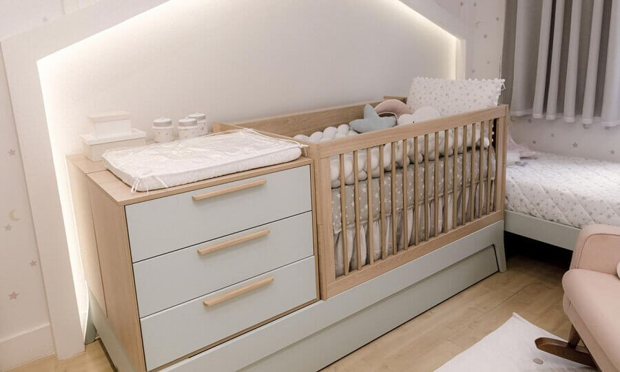  Decoração clean para quarto de bebe com berço de madeira com gaveta