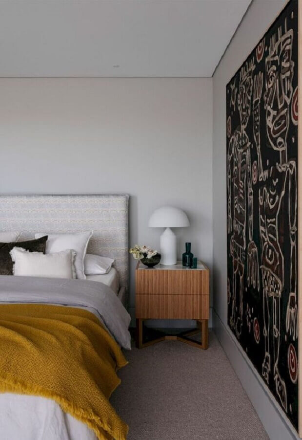 Decoração com abajur para criado mudo de quarto de casal com cabeceira estofada Foto Futurist Architecture