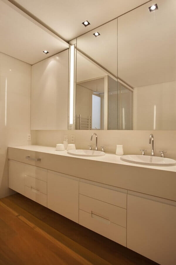 Decoracao com gabinete branco para banheiro grande Foto Escala Arquitetura