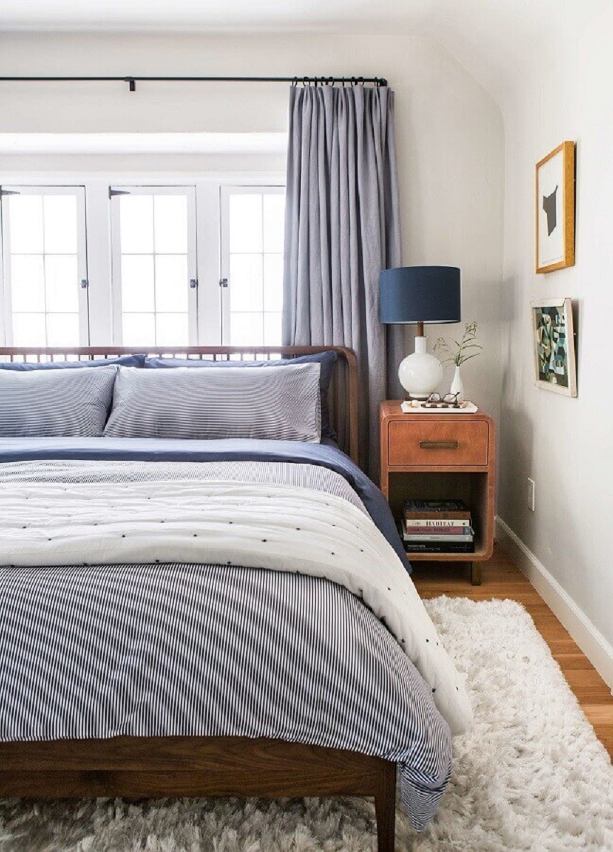 Decoração com tapete felpudo e abajur para criado mudo de quarto de casal Foto Emily Henderson