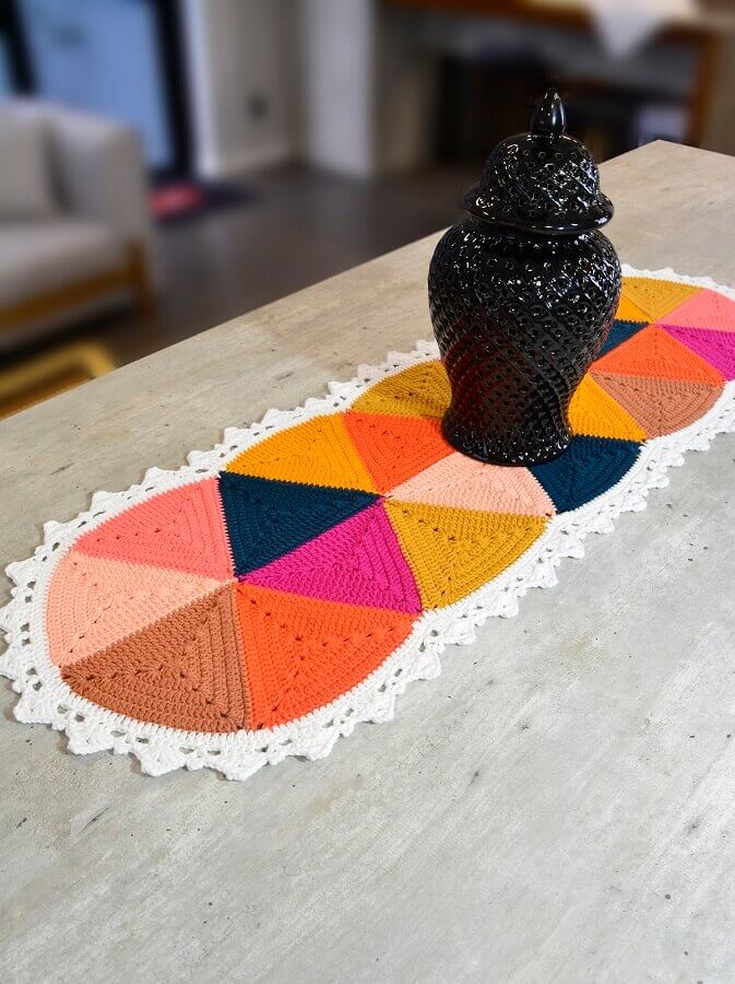 Decoração com trilho de crochê colorido para mesa Foto Circulo