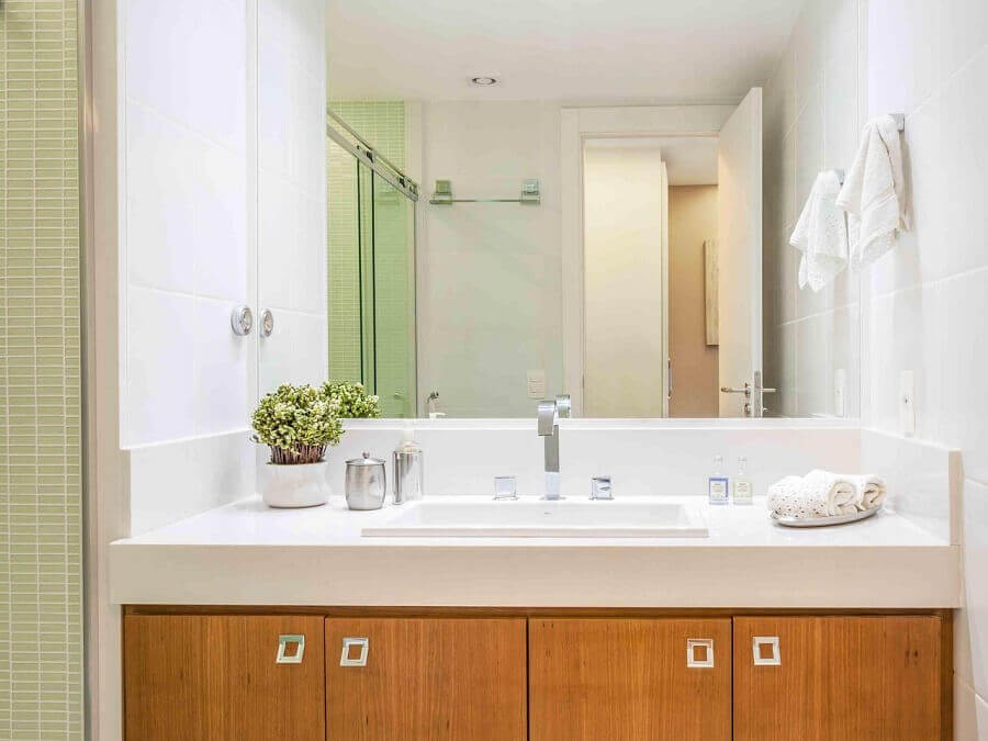 Decoração de banheiro bonito e simples com gabinete de madeira Foto Avner Posner