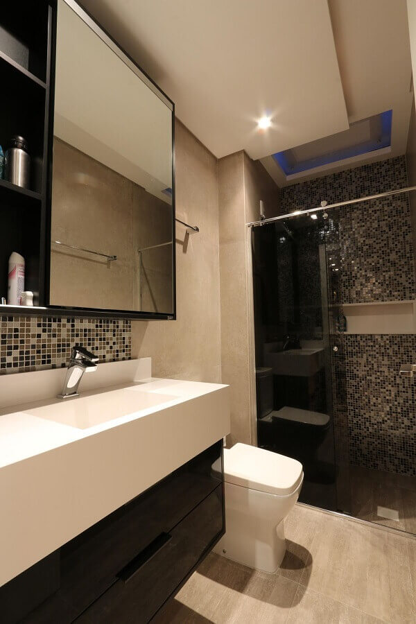 Decoração de banheiro bonito e simples com pastilha preta Foto ZaaV Arquitetura