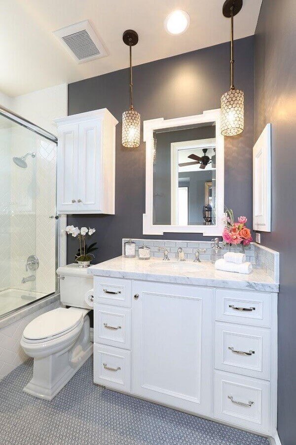 Decoracao de banheiro cinza com luminaria pendente e gabinete branco Foto Blackband Design