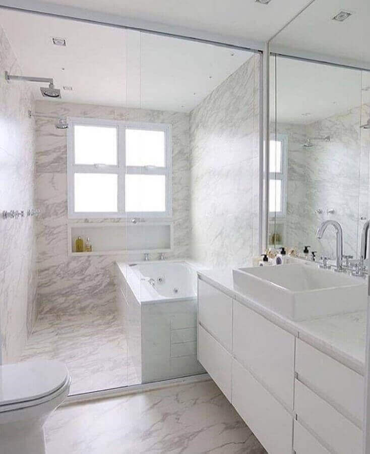 Decoracao de banheiro com parede de marmore e gabinete branco Foto GF Projetos