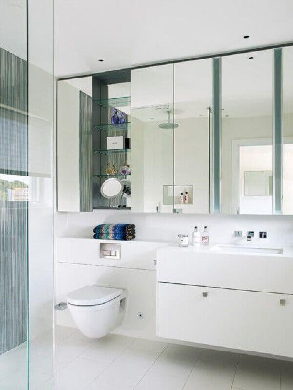 Decoracao de banheiro planejado com gabinete branco e espelheira Foto Callender Howorth