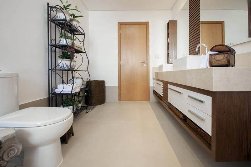 Decoração de banheiro simples e bonito com armário de ferro antigo Foto Arquitetura 8 - Ana Spagnuolo e Marcos Ribeiro
