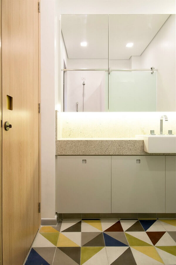 Decoração de banheiro simples e bonito com piso colorido Foto A.M Studio Arquitetura
