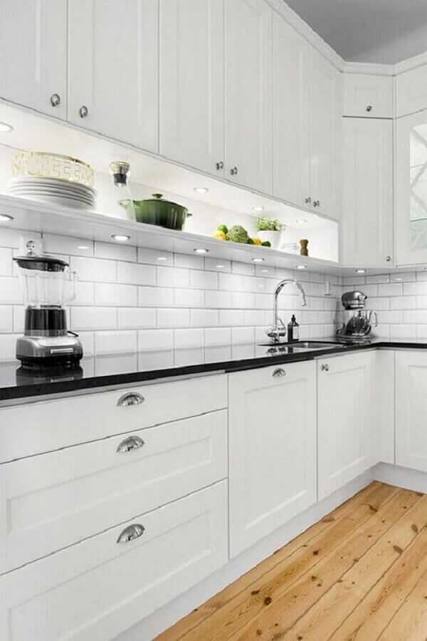 Decoracao de cozinha planejada com gabinete branco e piso de madeira Foto Ape L208