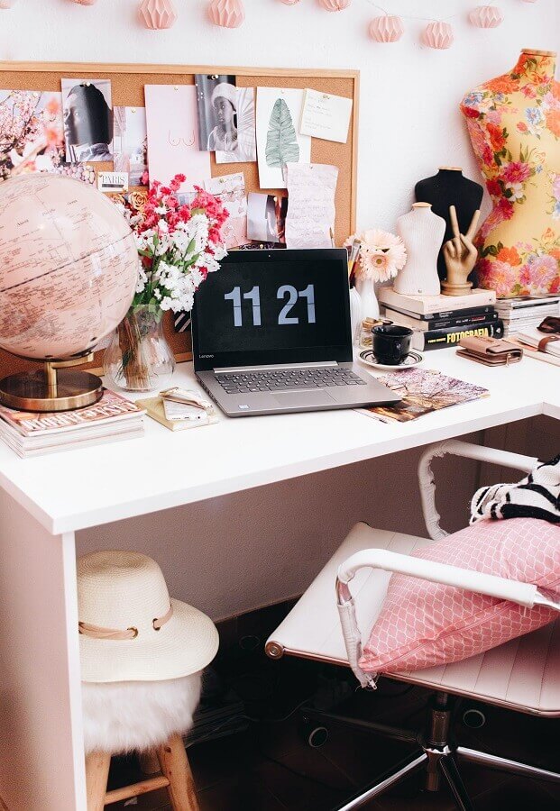 Decoração de home office rosa com vaso de flores e globo Foto Unsplash