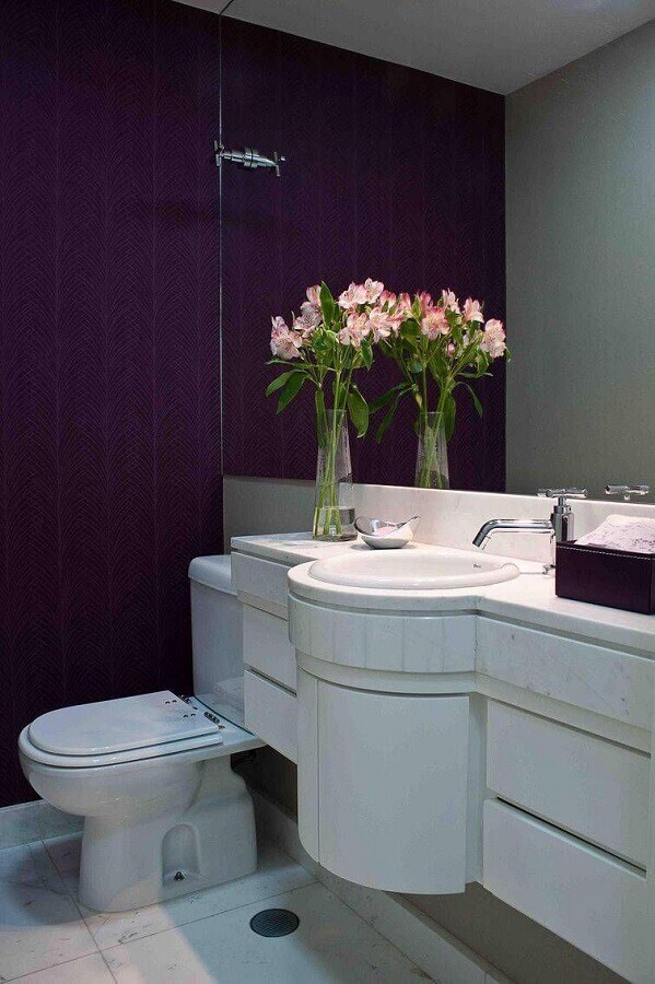 Decoracao de lavabo planejado com papel de parede roxo e gabinete branco Foto Decor Facil