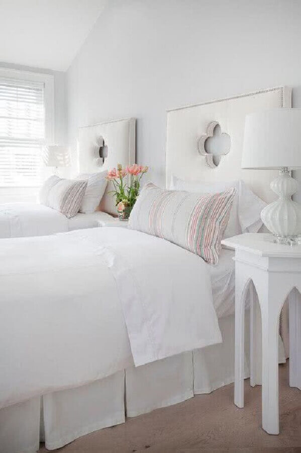 Decoração de quarto branco com cabeceira de cama box solteiro estofada Foto DecorPad