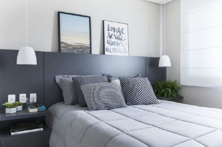 Decoração de quarto cinza e branco com cabeceira de camas box casal planejada Foto SP Estúdio