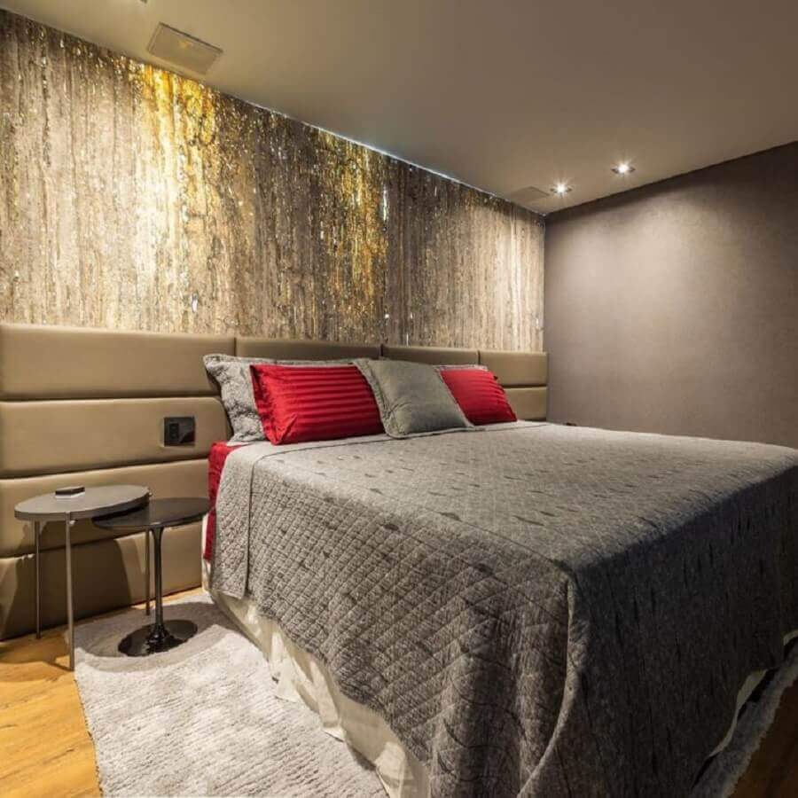 Decoração de quarto de casal cinza com cabeceira de cama box estofada Foto Arqueiroz