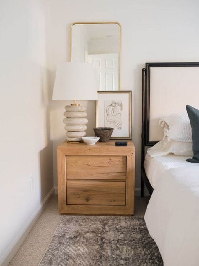 Decoração de quarto em cores claras com abajur para criado mudo de madeira  Foto Light and Dwell Interiors