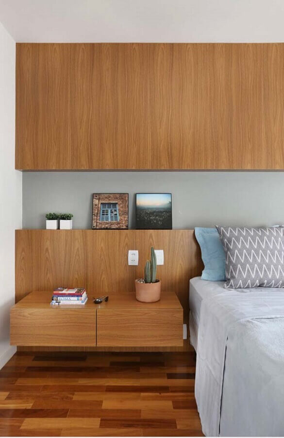 Decoração de quarto planejado com cabeceira de camas box com criado mudo de madeira Foto SP Estúdio