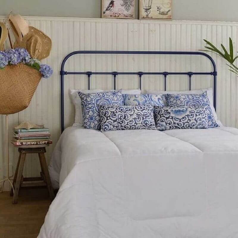 Decoração de quarto simples com cabeceira de cama box de ferro Foto Dom Mascate