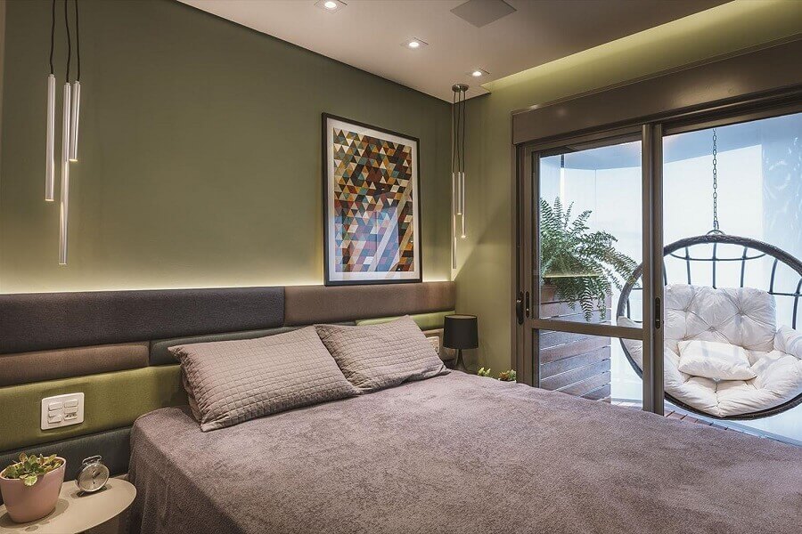 Decoração de quarto verde com balanço suspenso na sacada e cabeceira almofadada planejada moderna Foto Altera Arquitetura