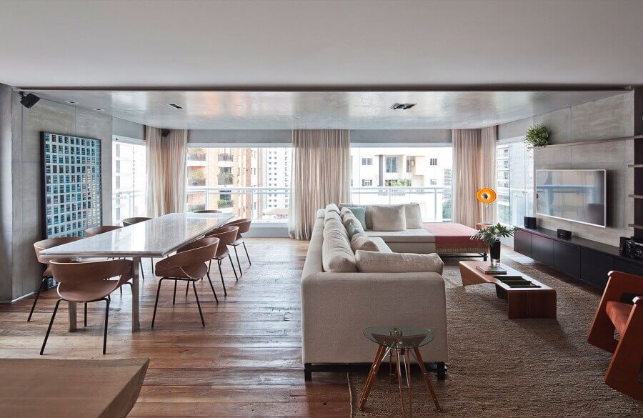 Decoração de sala de estar e jantar integrada com parede de cimento queimado e mesa grande Foto Carpintaria Rezende