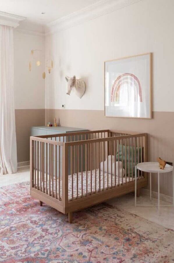 Decoração em cores neutras para quarto de bebe com berço de madeira simples Foto Decor Fácil