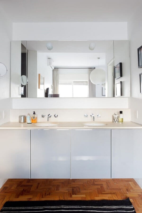 Decoracao para banheiro planejado com espelheira e gabinete branco Foto Mauricio Arruda Design