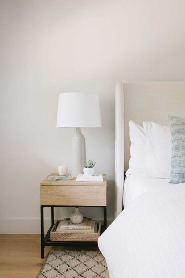 Decoração simples para quarto branco com abajur para criado mudo de madeira Foto Sophie Allegra