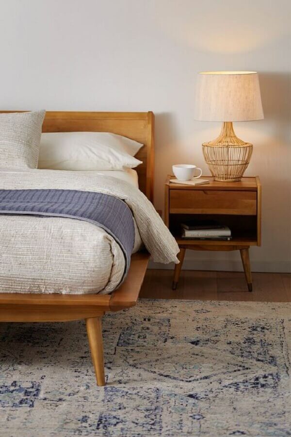 Decoração simples para quarto com moveis de madeira e abajur para criado mudo Foto Scandinavian Designs