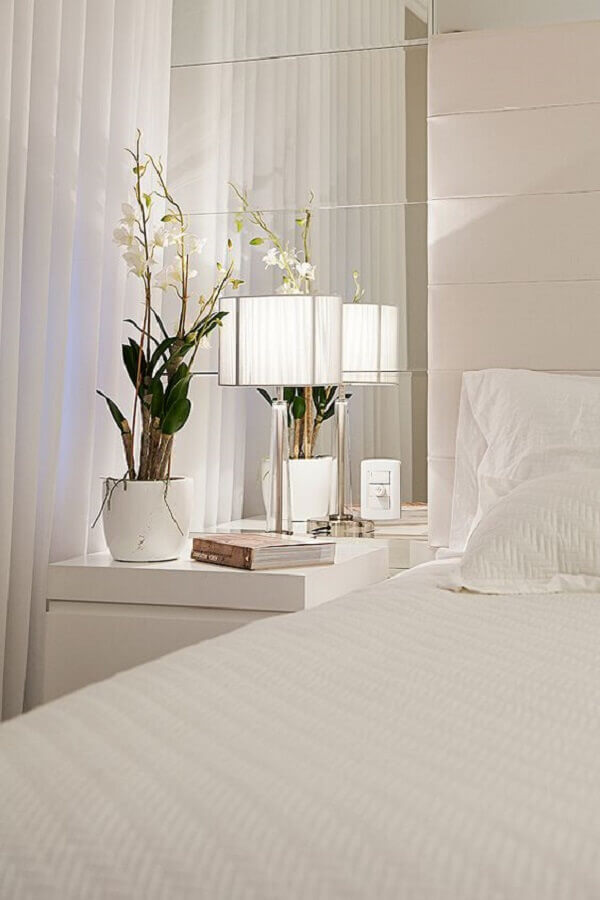 Decoração sofisticada com abajur para criado mudo em quarto branco Foto Mund Stock Arquitetura